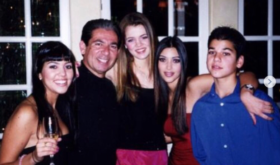 Khloe kardashian poses with her siblings and father robert kardashian
