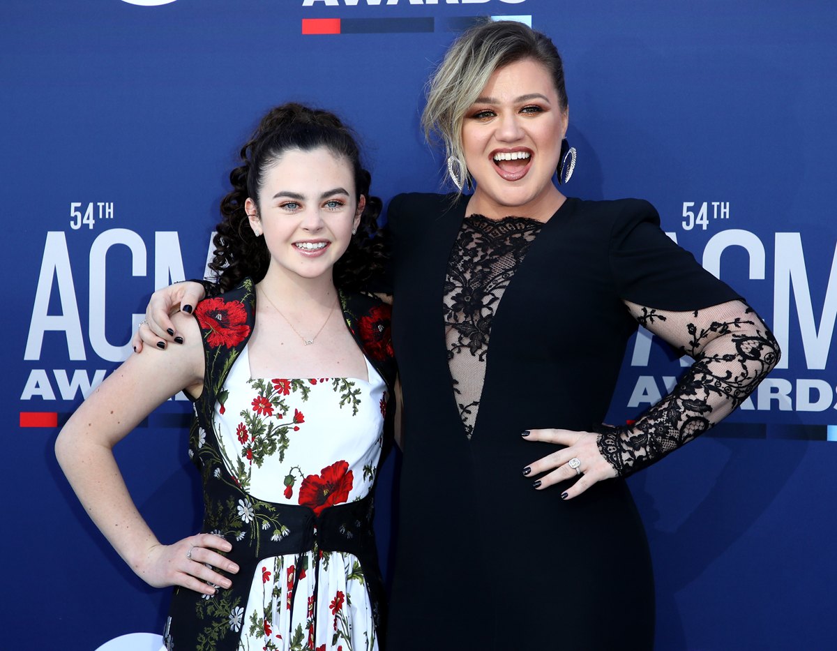 Kelly Clarkson Defends 16YearOld 'Voice' Winner Against Nasty Troll(02)