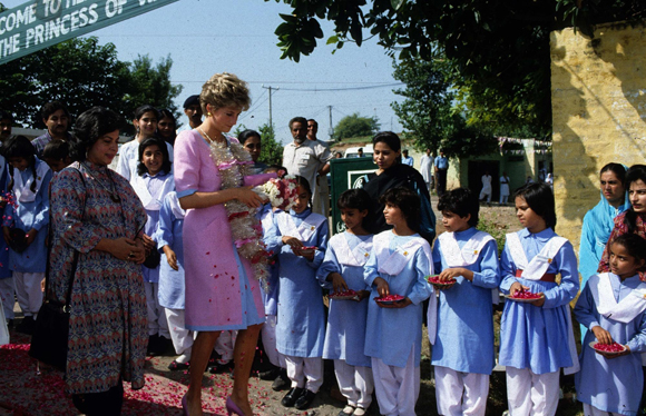 Princess Di greeted by young girls in Islamabad