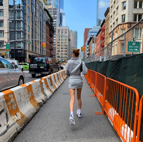 Bella Hadid takes a stroll through the city!