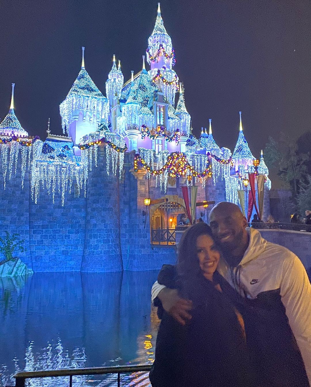 kobe and vanessa bryant at disneyland