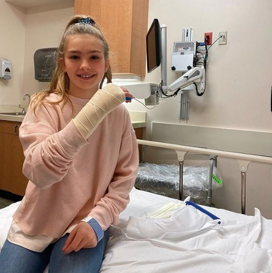 jamie lynn spears' daughter injures her arm at recess