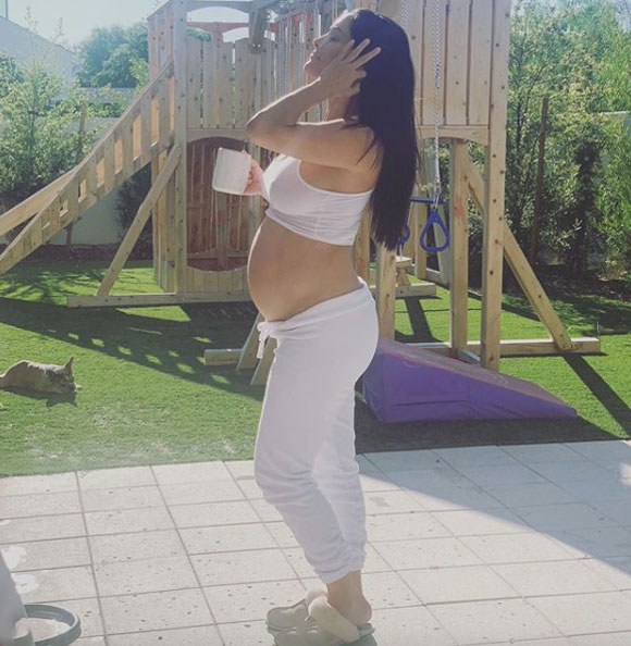 580px x 594px - Pregnant Nikki Bella's Feet Are So Swollen She 'Can't Even Walk Anymore!' -  CelebrityTalker.com