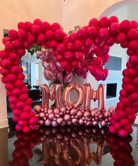 Khloe kardashian received balloons mothers day