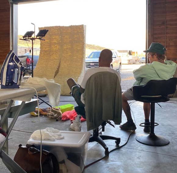 Kanye West captured a photo of Justin Bieber and Damon Dash during their visit on his Wyoming ranch.