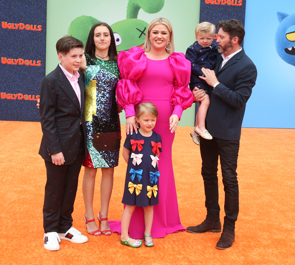 Kelly Clarkson posing with ex-husband Brandon Blackstock and his kids.