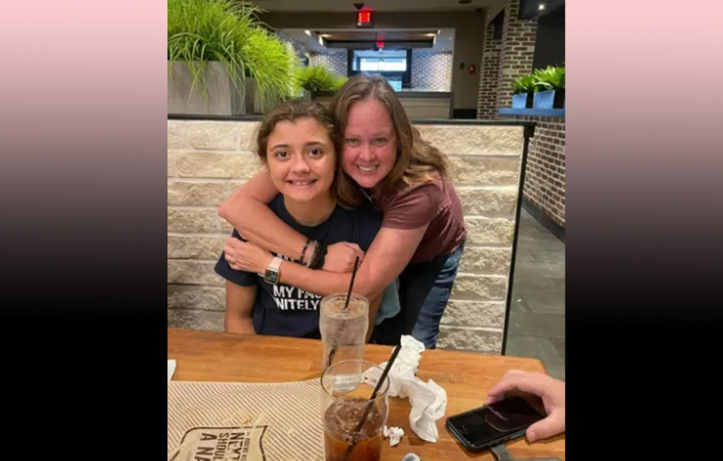 kaylee jones pictured with her mother