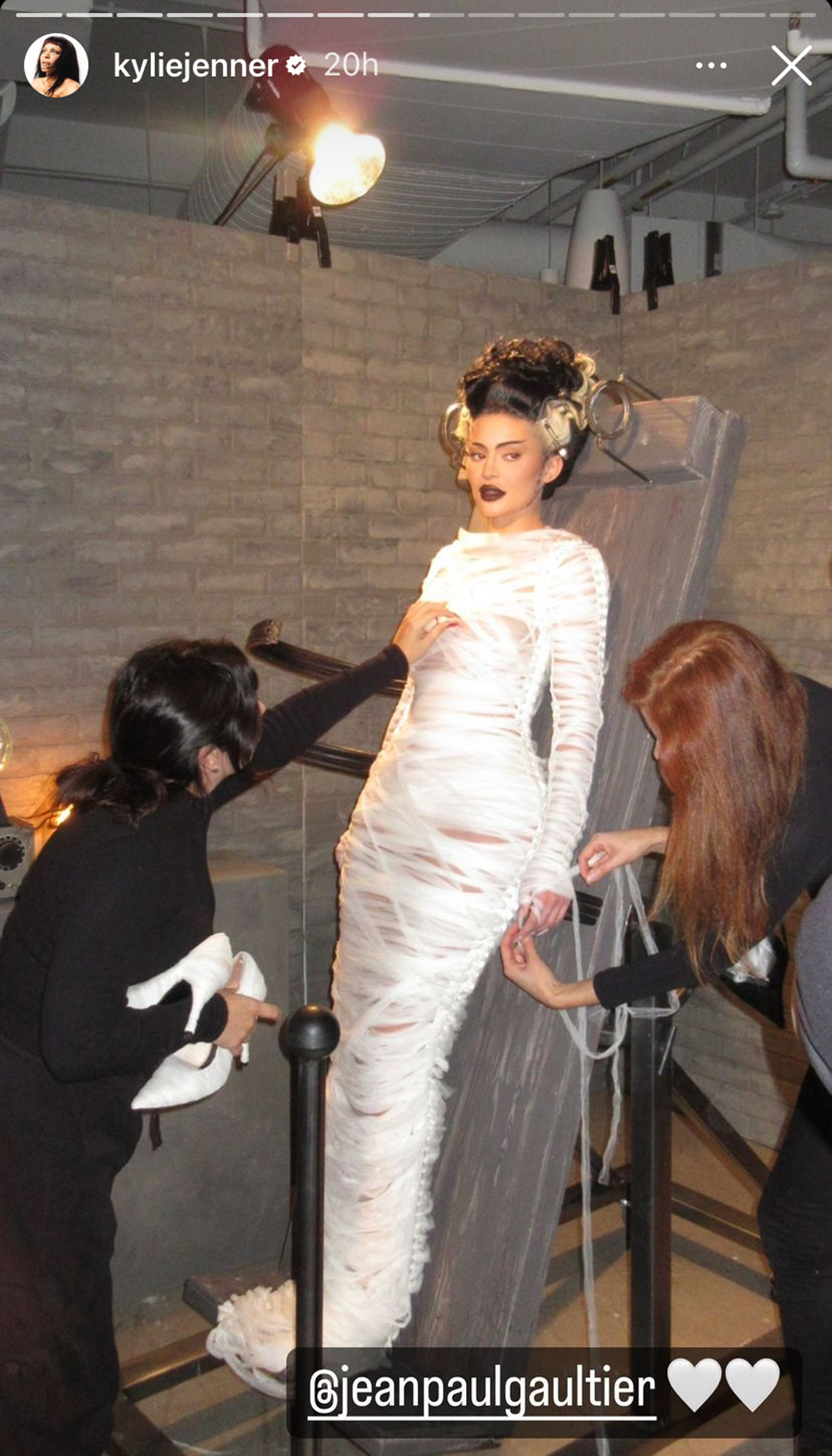 Kylie Jenner Unveils EPIC Bride Of Frankenstein Halloween Costume ...