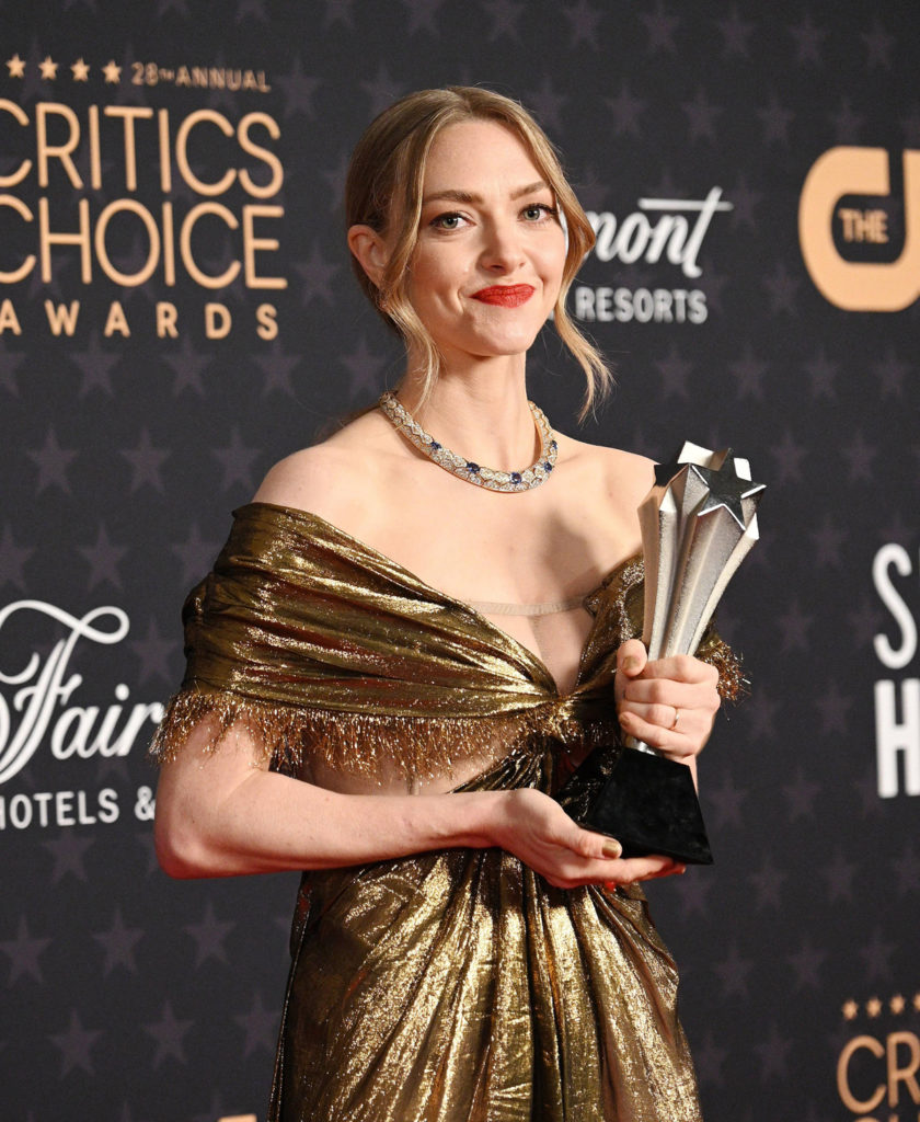 Amanda Seyfried's Dress Kept Breaking At The Critics' Choice Awards ...