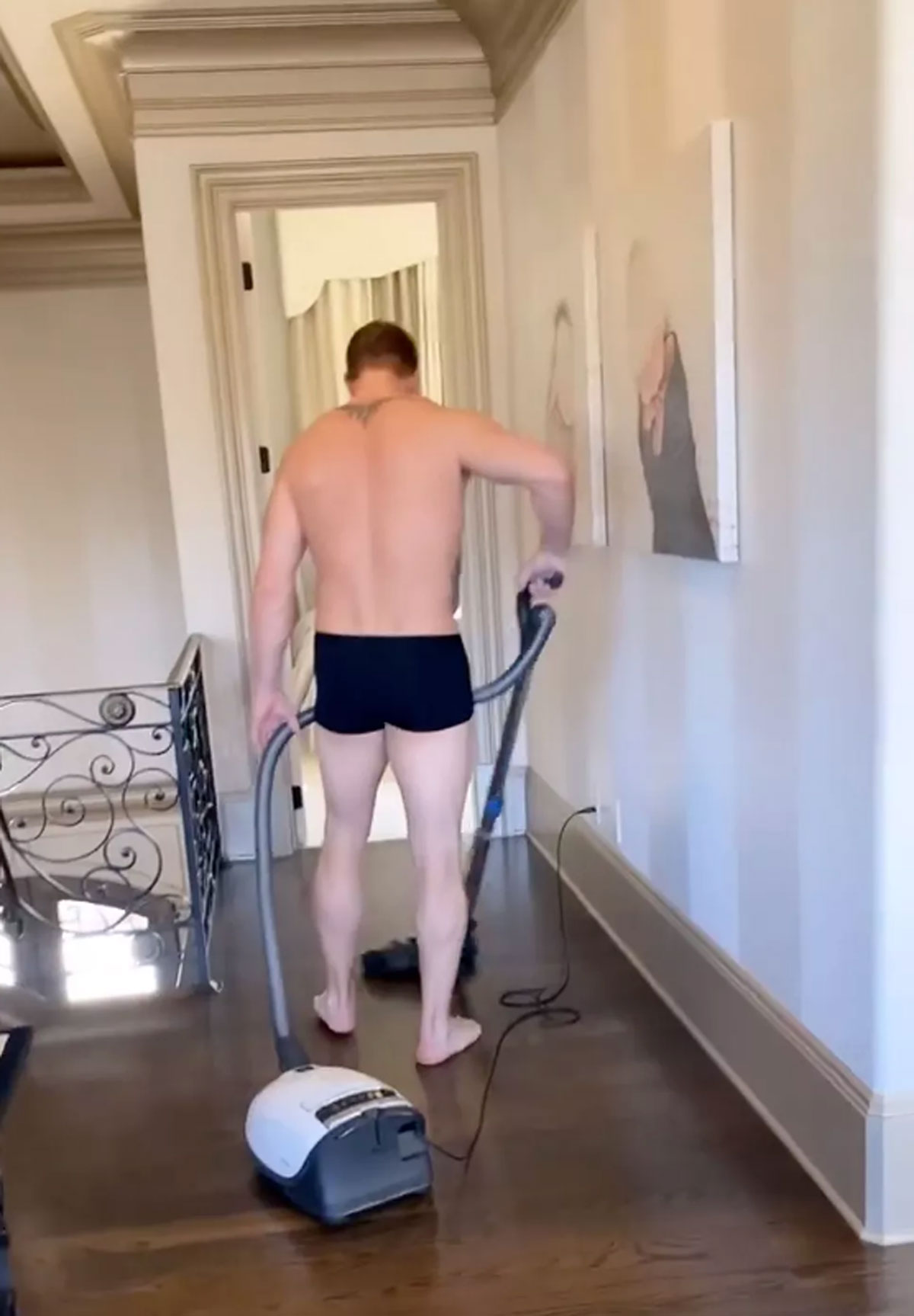 Kim Zolciak-Biermann Films Husband Kroy Cleaning Their Mansion in His Underwear After Foreclosure News 