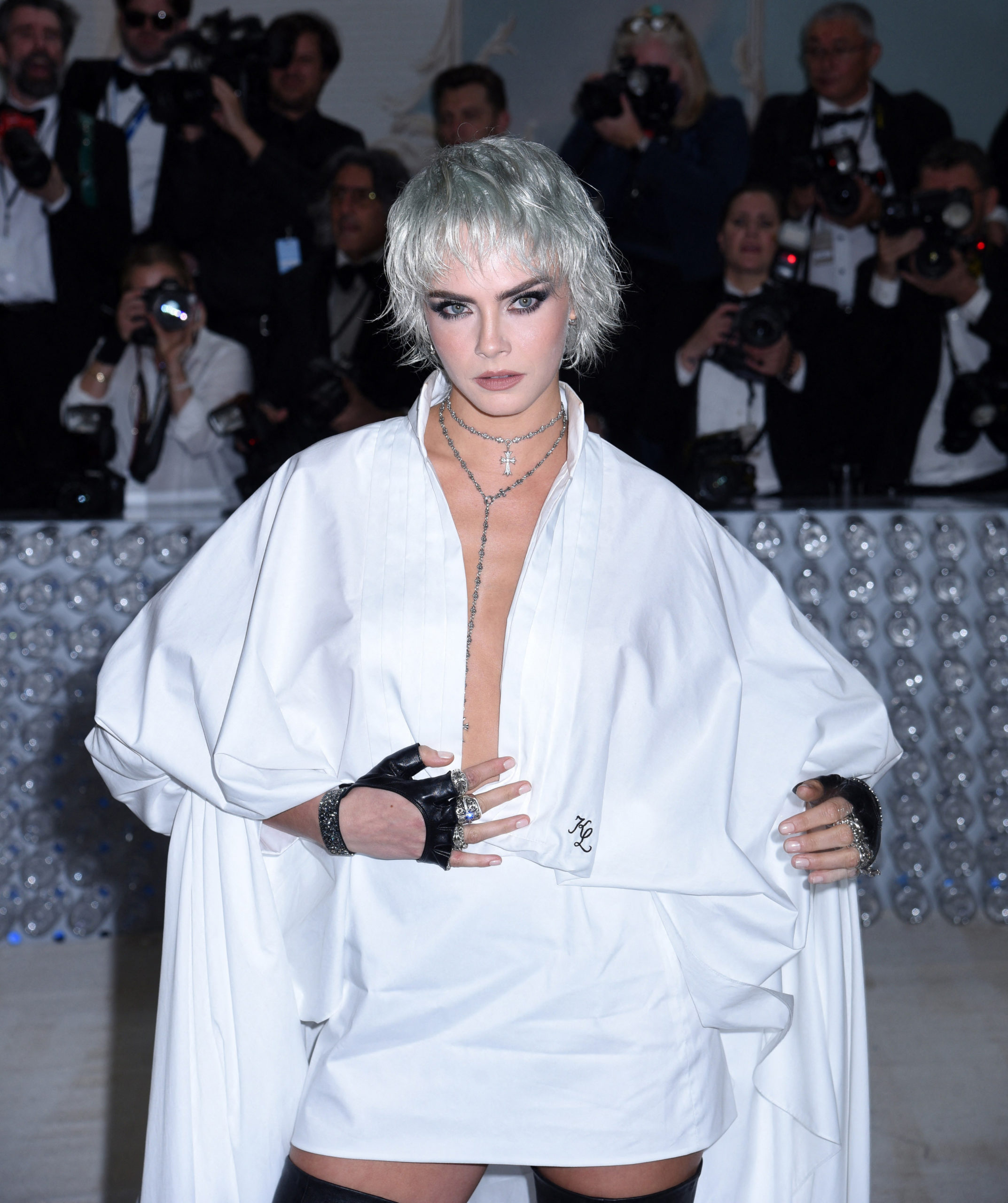 Cara Delevingne il suo outfit al MET Gala 2023 è una dedica allamico Karl  Lagerfeld
