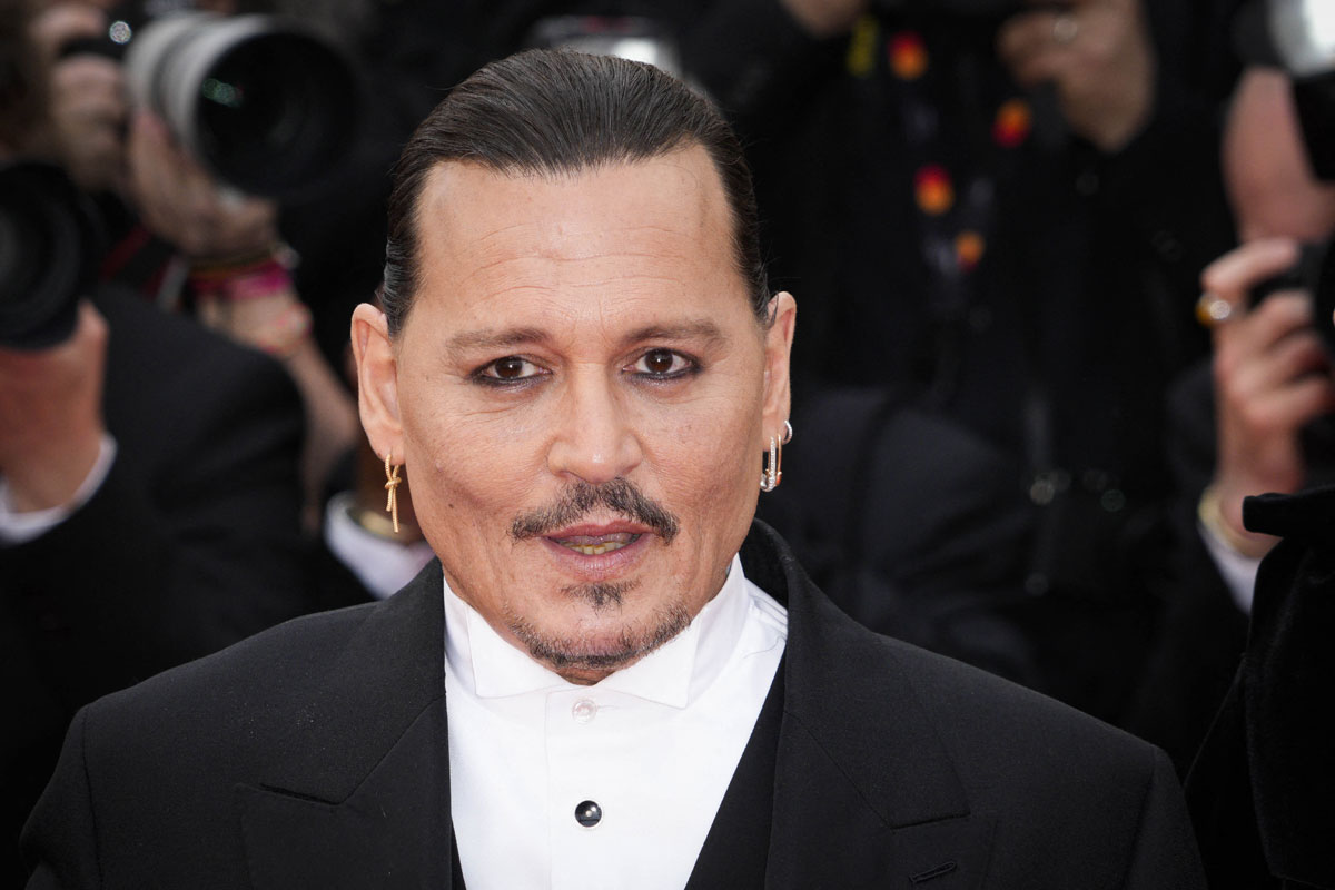 Johnny Depp Fights Back Tears After 7-Minute Standing Ovation At Cannes ...
