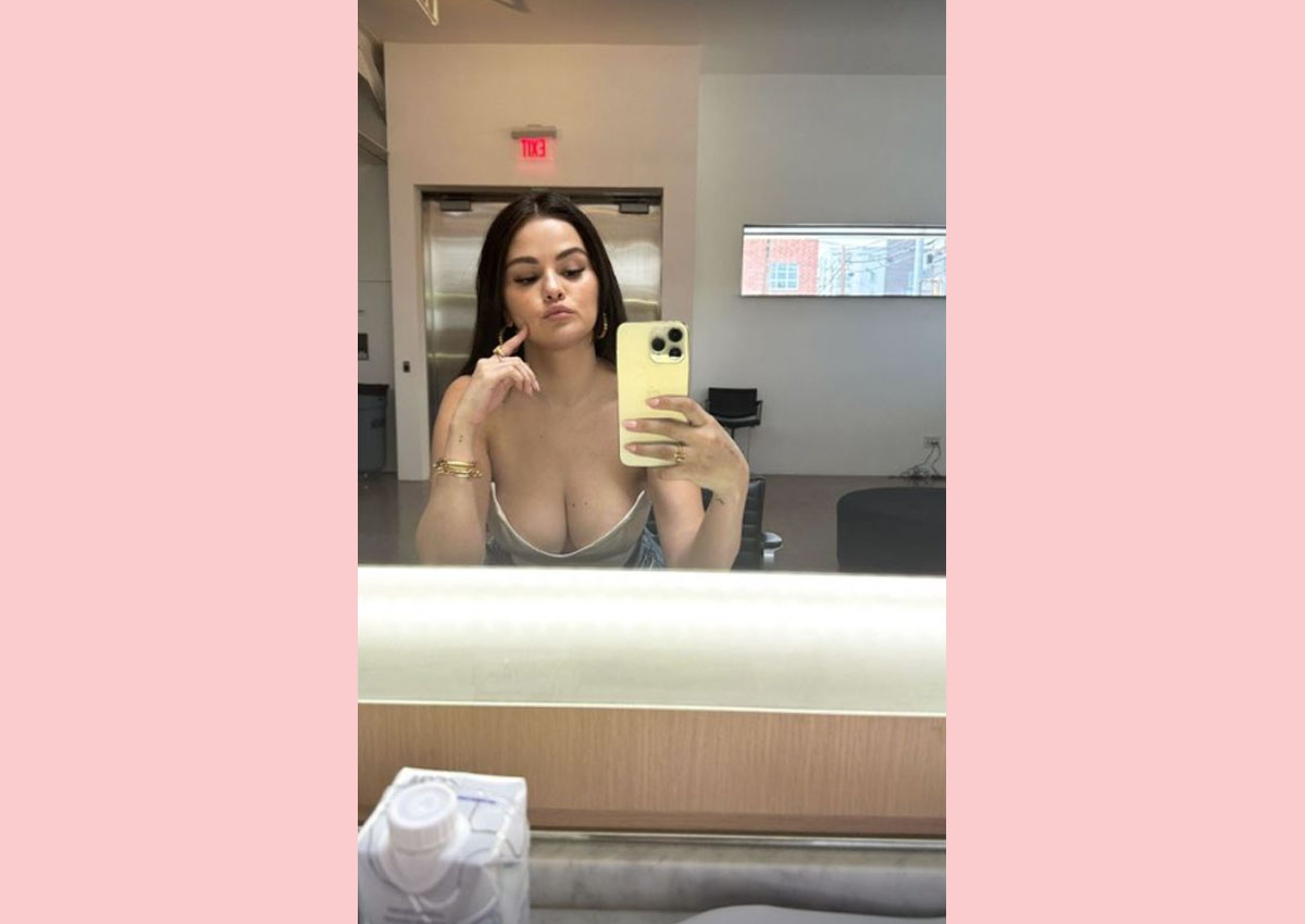 selena gomez corset mirror selfie