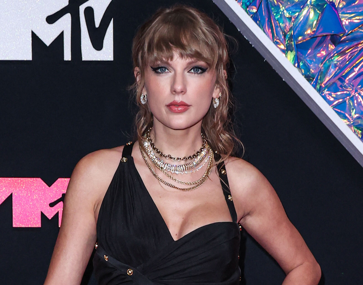 Taylor Swift’s Team Upset Over ‘Invasive, Untrue, And Inappropriate’ Op-Ed Speculating On Her Sexuality!