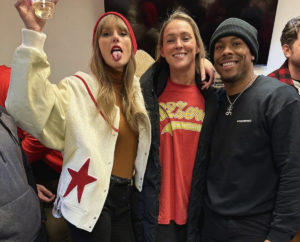 2 Photos That PROVE Taylor Swift & Kylie Kelce Aren't Beefing! - Perez