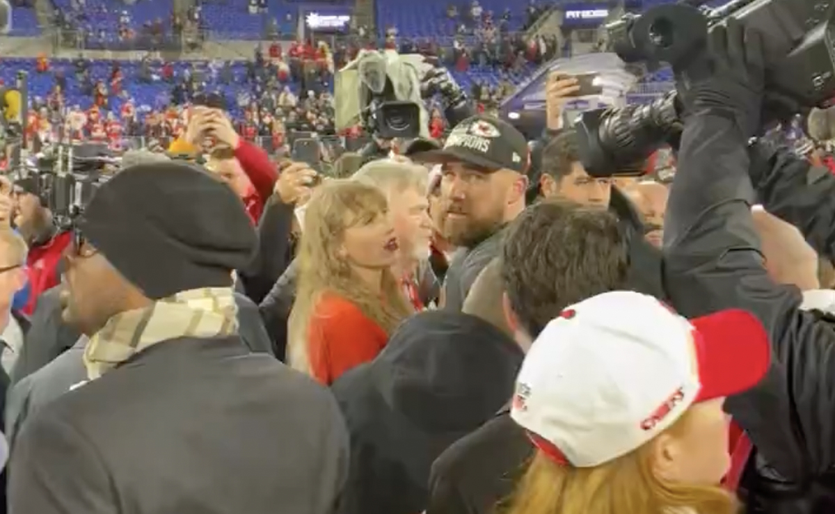 Travis Kelce points out cameras to Taylor Swift
