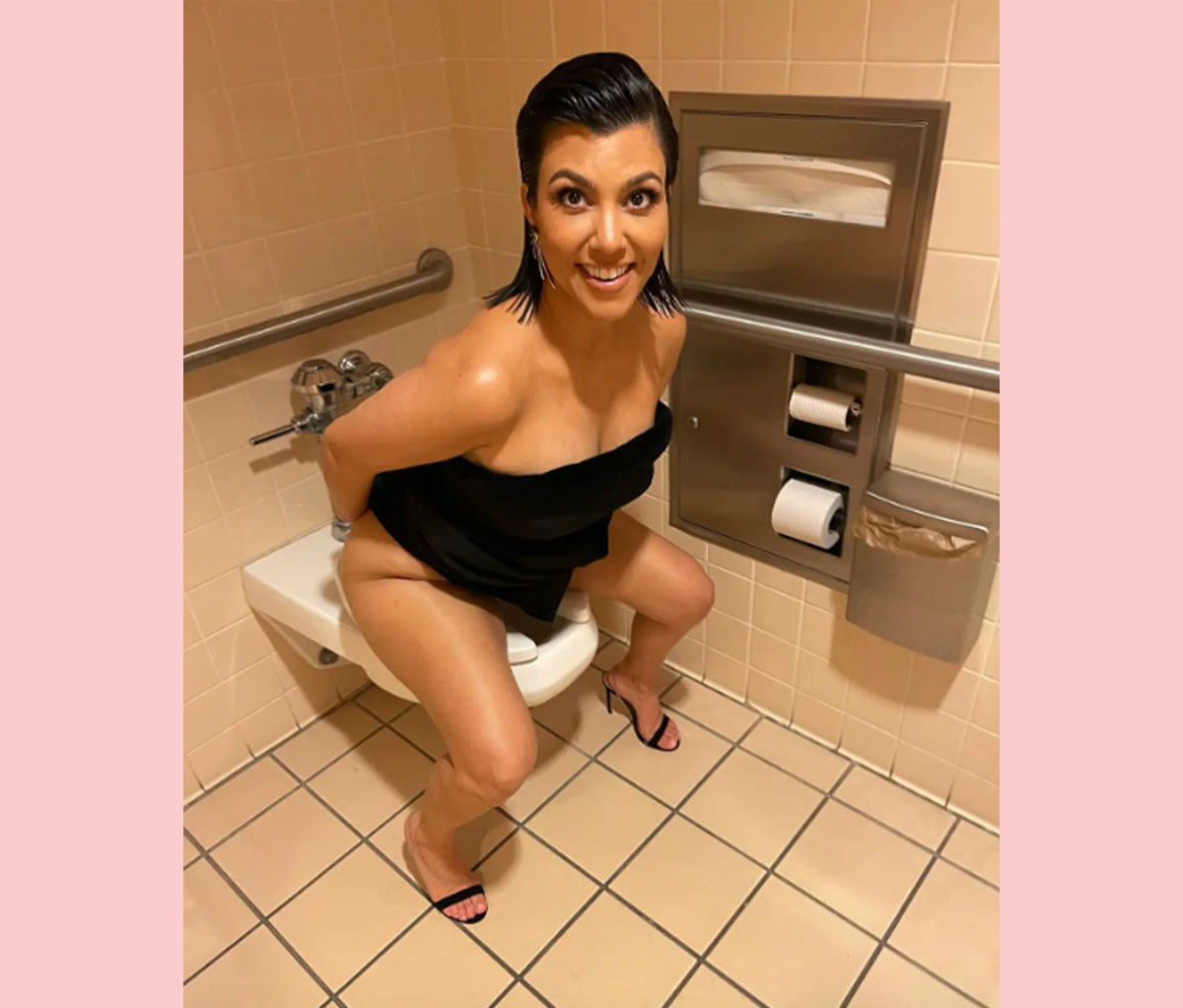 travis barker kourtney kardashian toilet pic