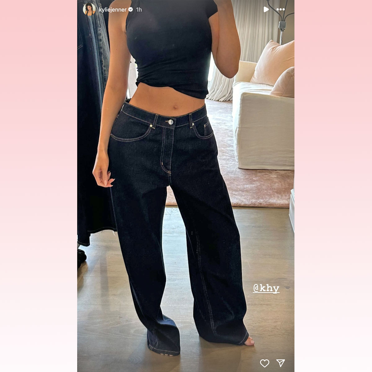 Kylie Jenner Shows Off Her Flat Tummy Amid Pregnancy Rumors!