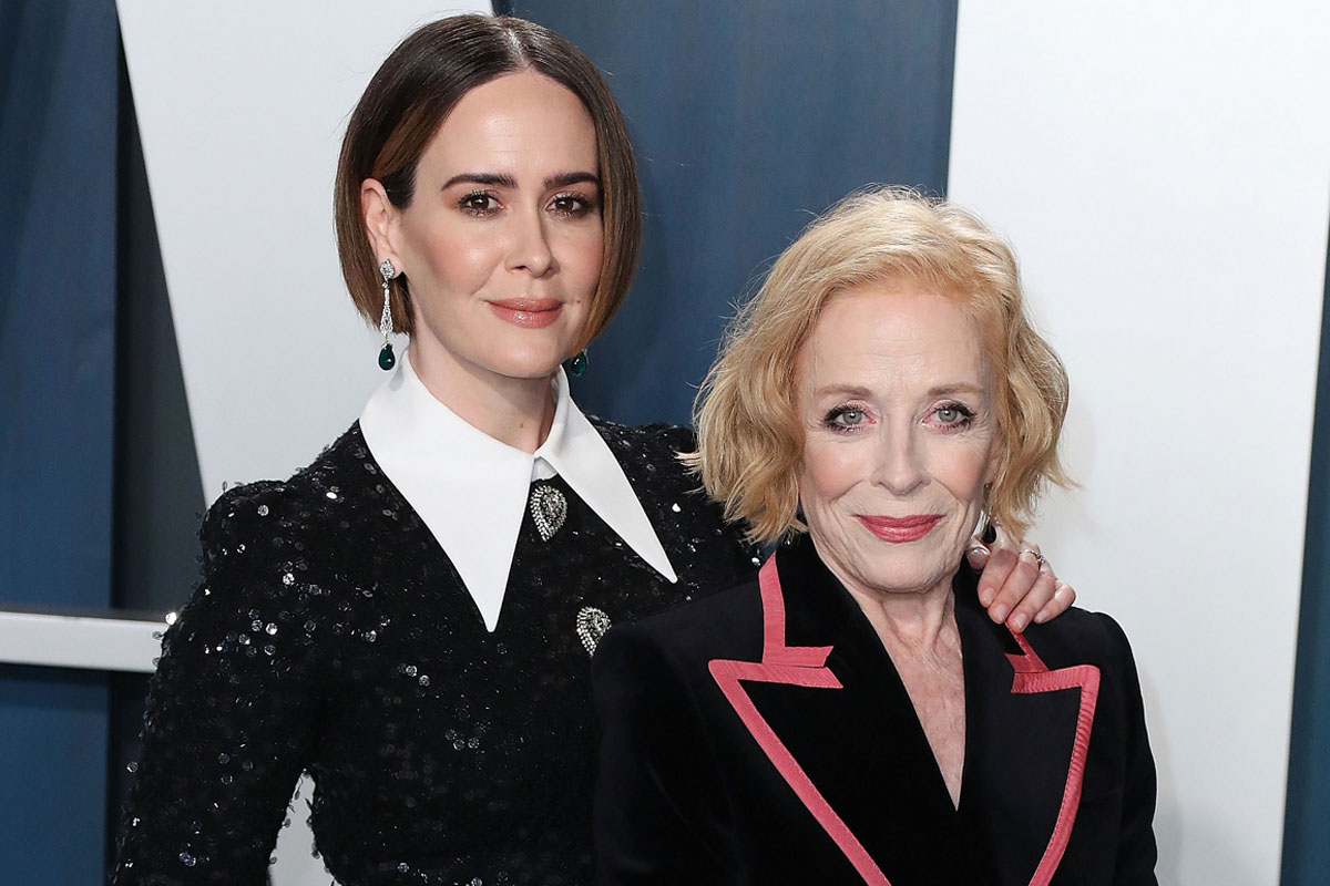 #Sarah Paulson Reveals She & GF Holland Taylor Don’t Live Together After 10 Years Of Dating! Here’s Why!