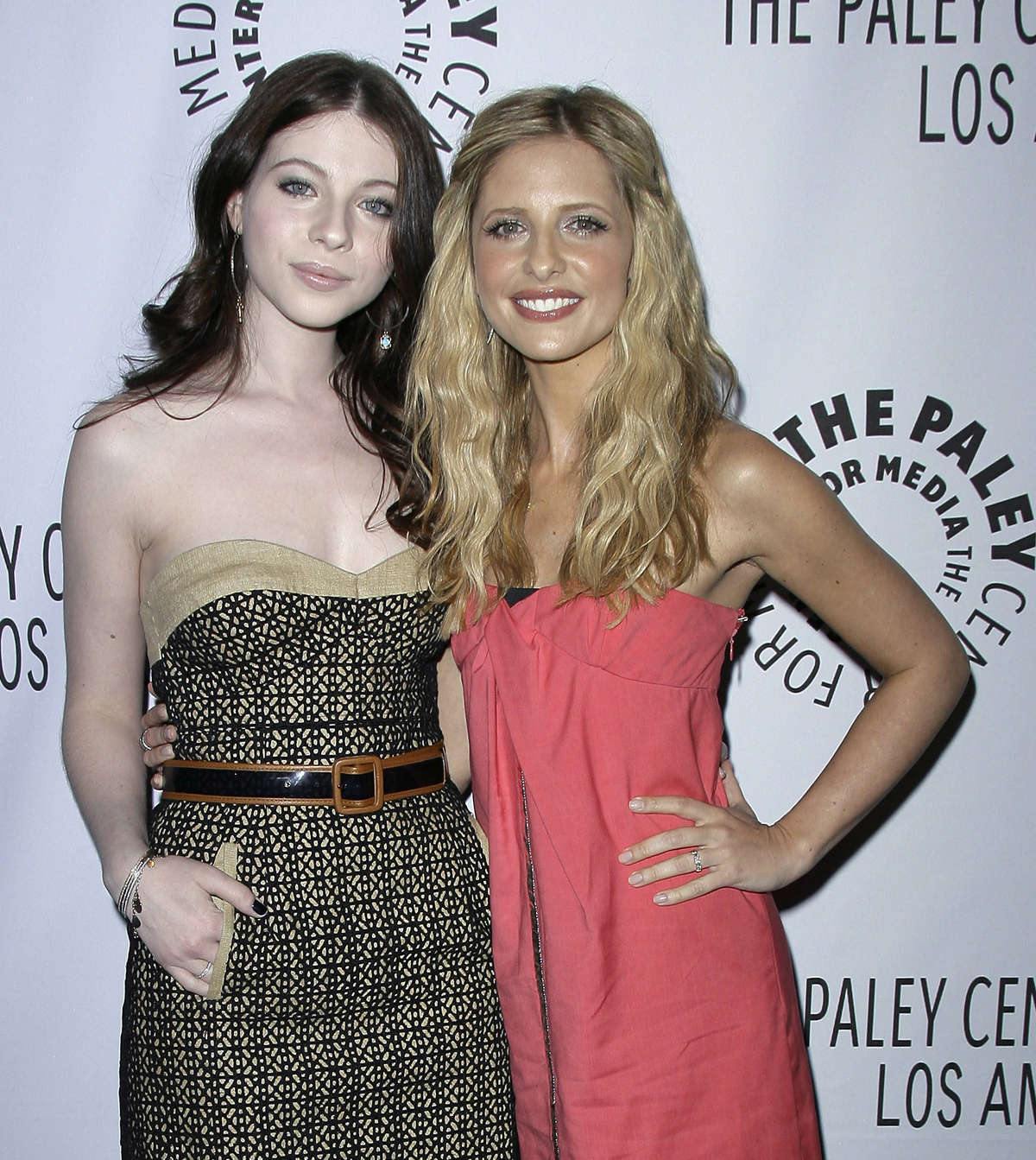 Michelle Trachtenberg et Sarah Michelle Gellar lors de la fête d'épisode de Gossip Girl 100 en 2011