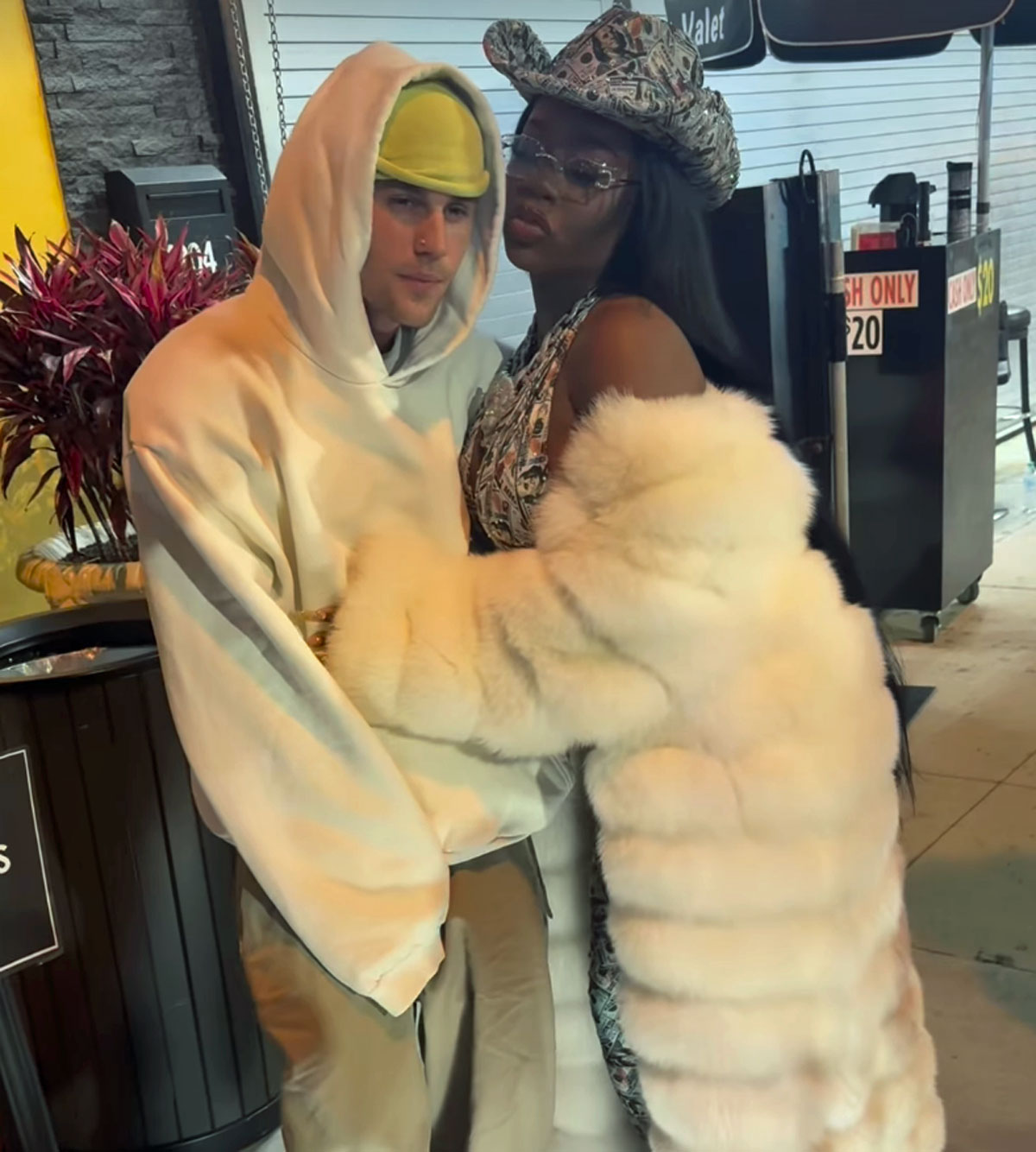 Justin Bieber Wildin' Out At The Strip Club! WHAT?!