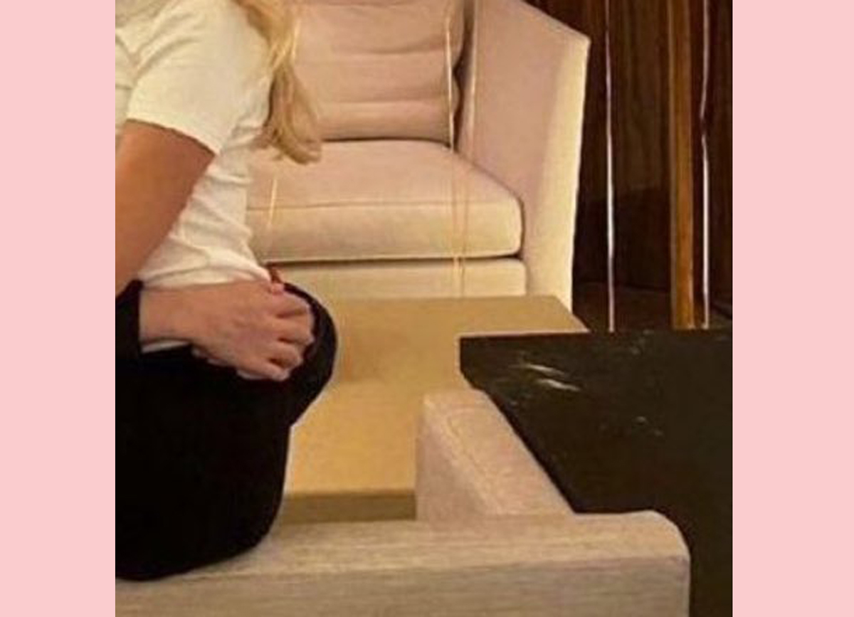 Selena gomez linhas brancas mesa de hotel