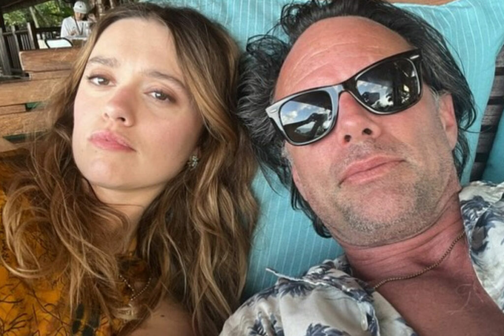 White Lotus Co-Stars Walton Goggins & Aimee Lou Wood Appear To Quietly End Their Feud!!
