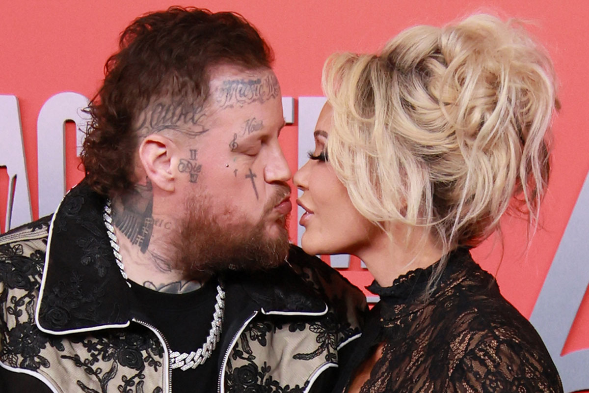 Jelly Roll e Bunnie Xo Share Kiss na 60ª Academia de Música Country Awards Red tapete