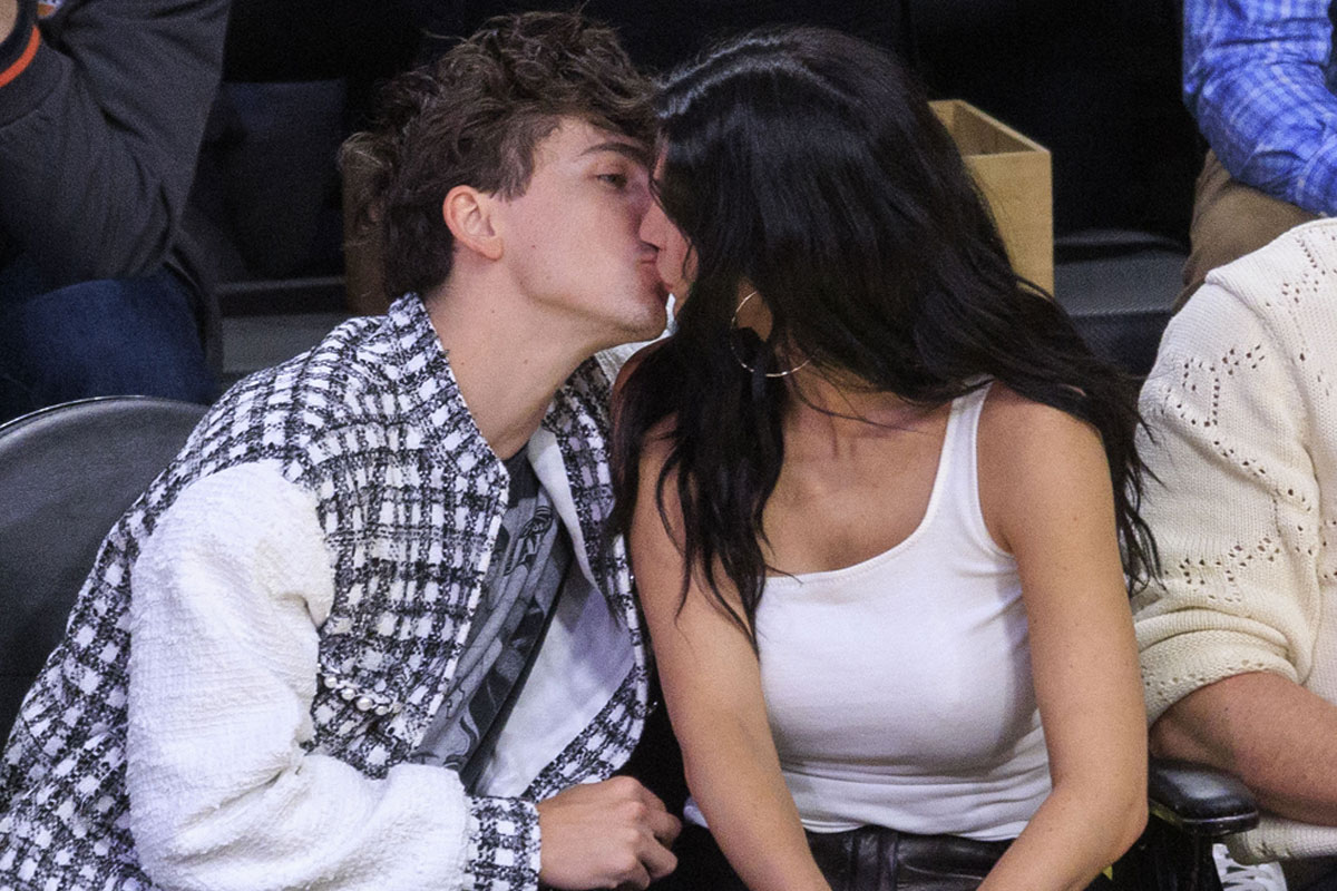 Kylie Jenner & Timothée Chalamet PDA at Lakers game