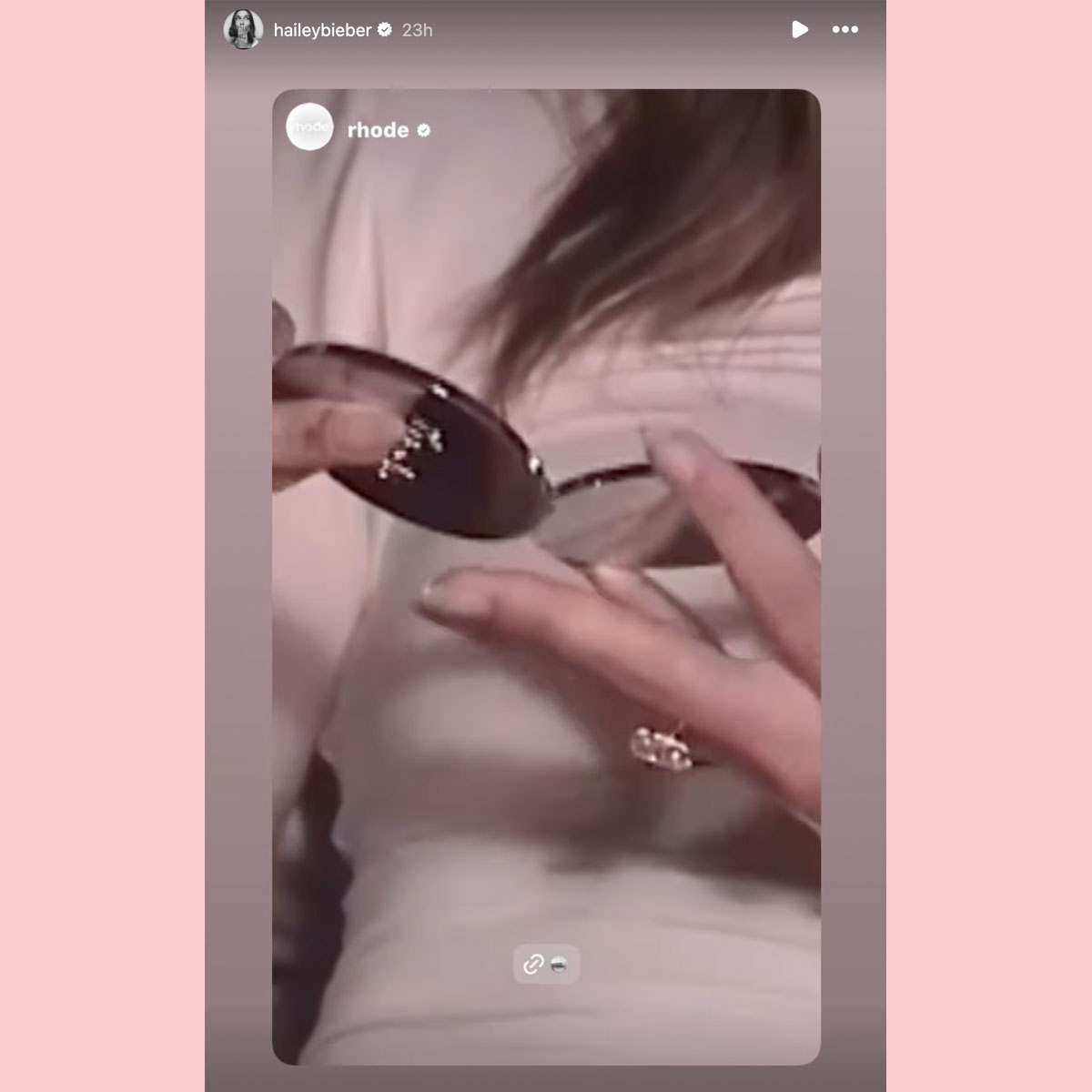 Hailey Bieber rāda kāzu gredzenu