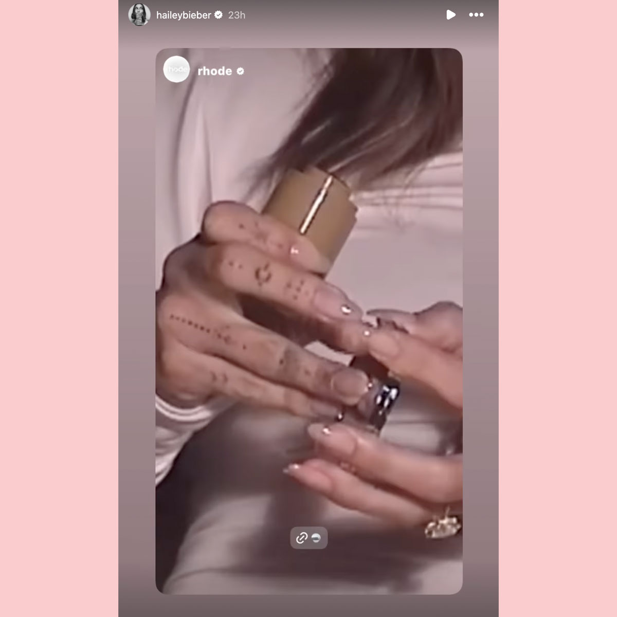 Hailey Bieber Intentionally Shows Off Her Wedding Ring After Ditching It For A Night Out! Hailey Bieber Intentionally Shows Off Her Wedding Ring After Ditching It For A Night Out!
