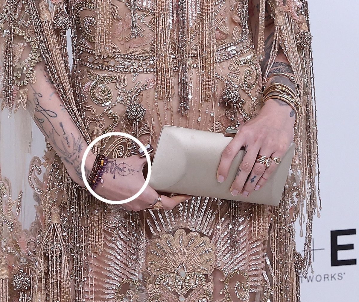 Paris Jackson cobre o tributo à tatuagem ao pai Michael