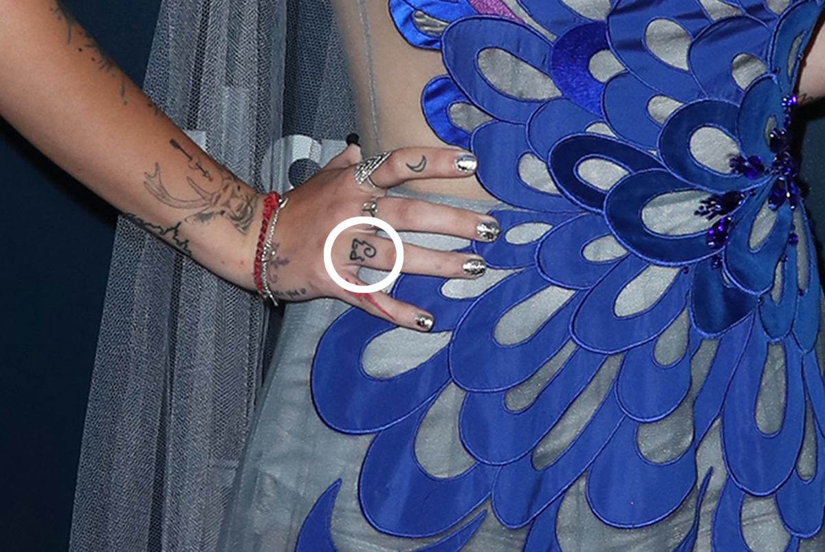 Tributo à tatuagem de Paris Jackson ao pai Michael