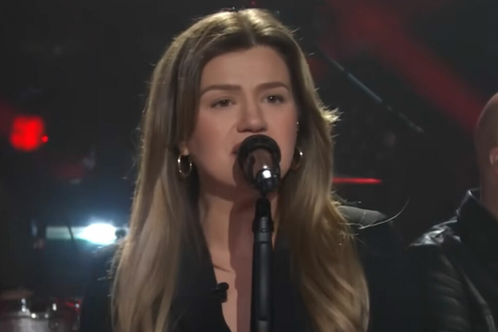 Kelly Clarkson Apologizes To Fans During Emotional Return To Stage After Las Vegas Residency Cancellations