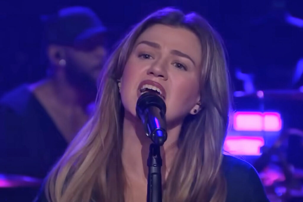Kelly Clarkson Battling 'Emotional' & 'Physical Distress' -- But Now It's Her Crew Suffering As They're 'Blindsided' With Last-Minute Show Cancelations!