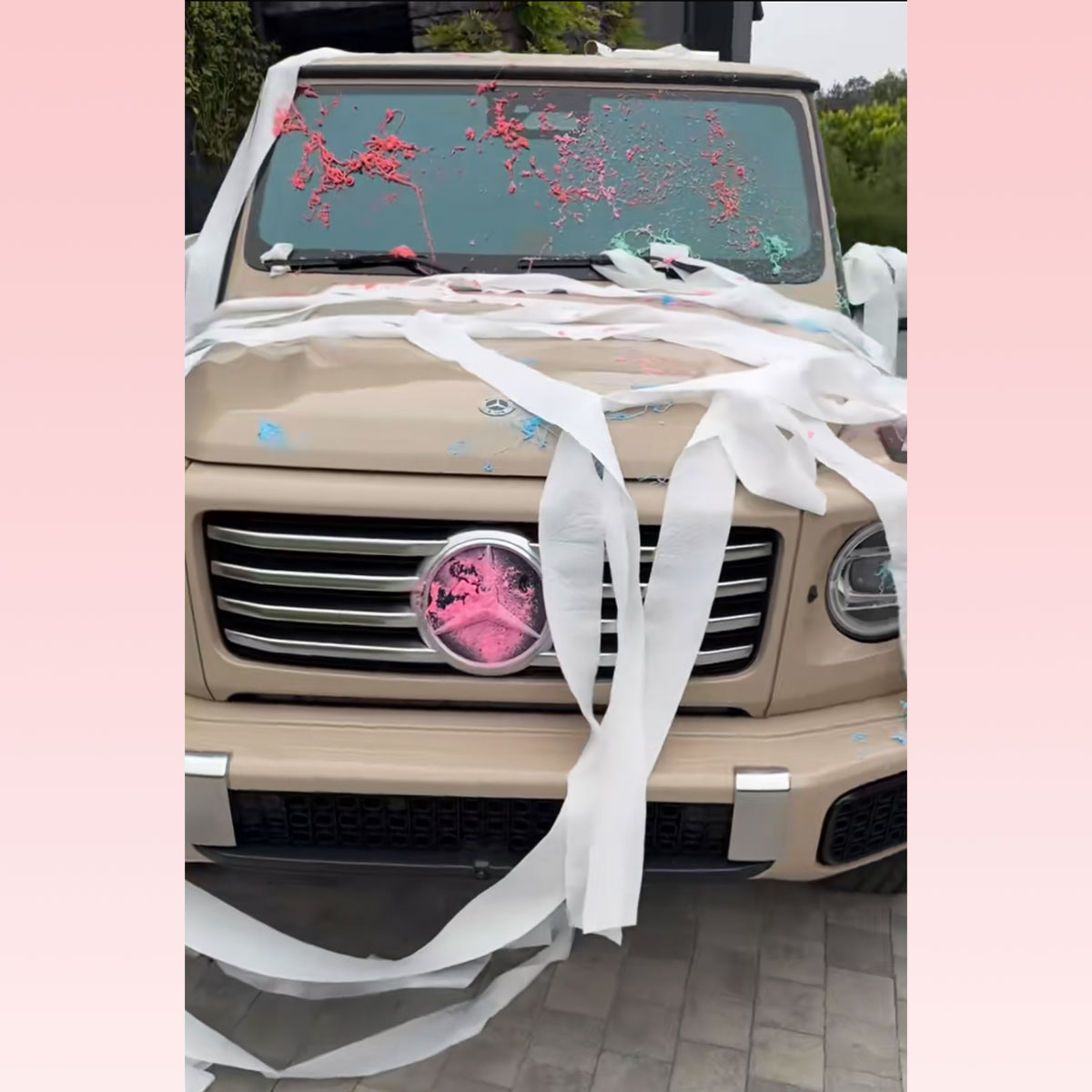 Khloé Kardashian Pranks māsa Kylie Jenner automašīna