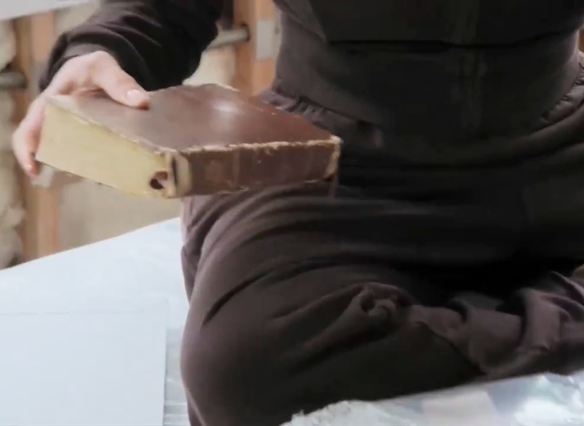 Kim Kardashian Spent HOW MUCH On Getting Her Dad's OJ Simpson Bible Back?!