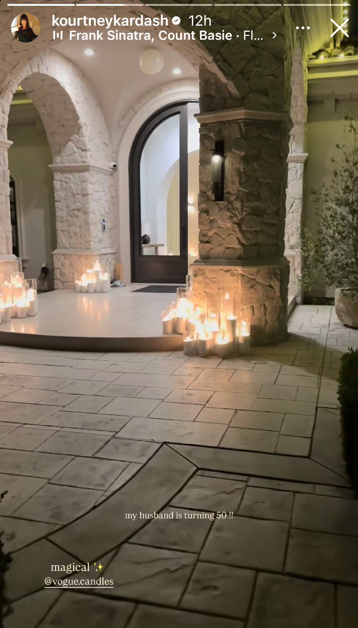 Kourtney Kardashian throws birthday dinner for Travis Barker