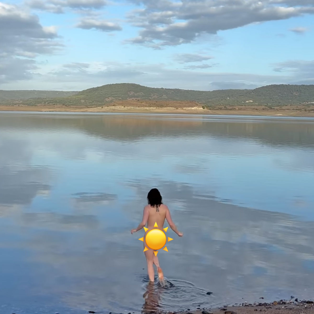 Maisie Williams goes skinny dipping