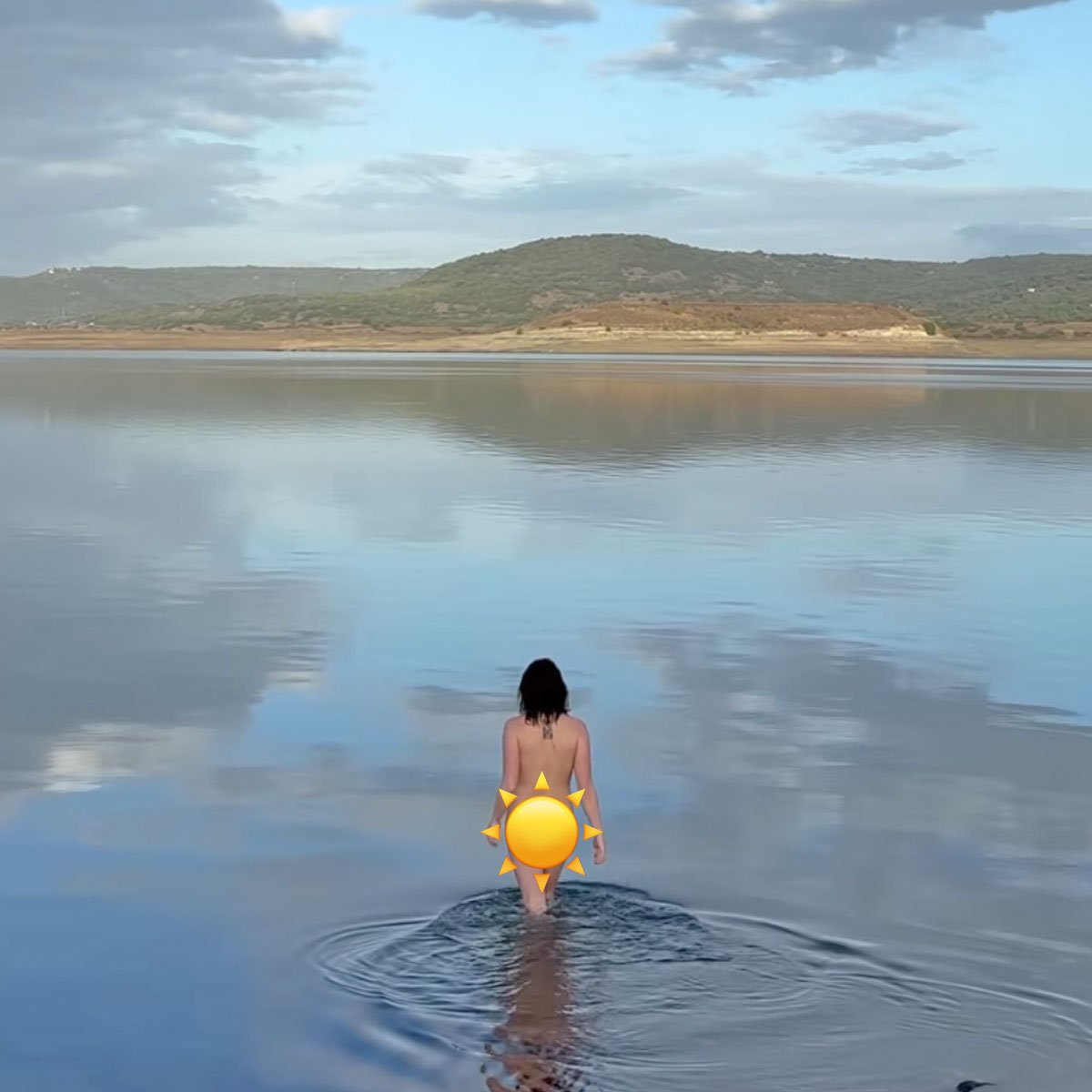 Maisie Williams goes skinny dipping