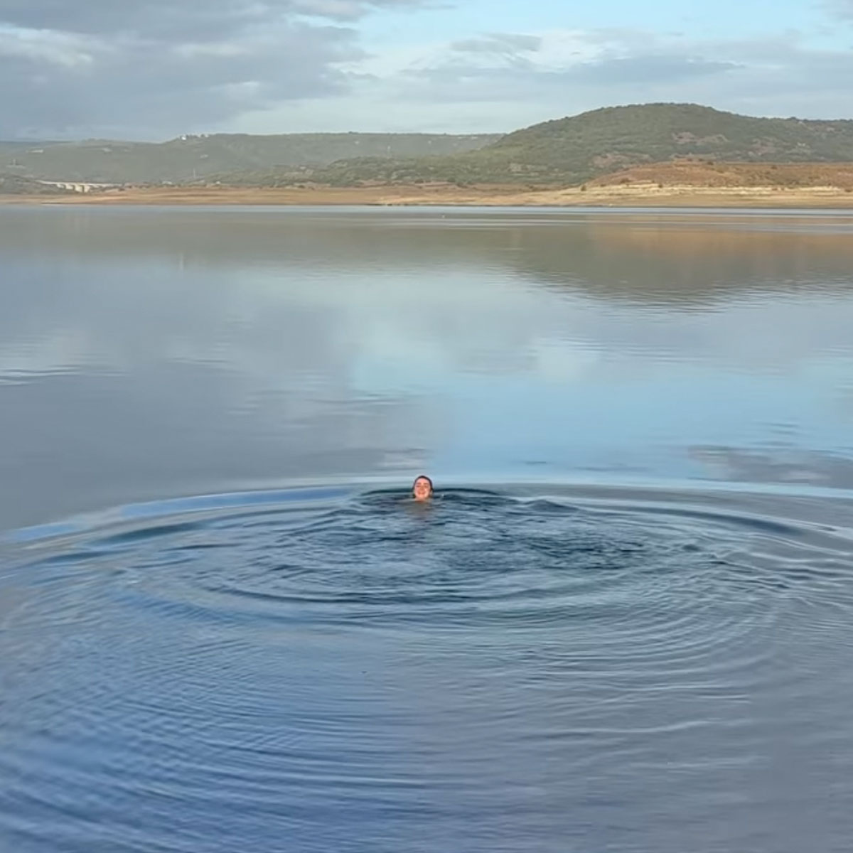 Maisie Williams goes skinny dipping