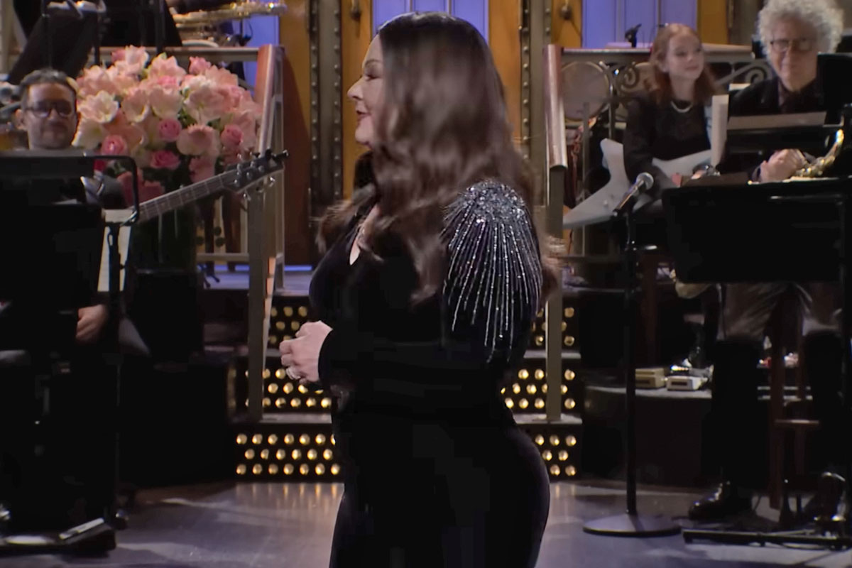 Melissa McCarthy shows off impressive weight loss on SNL!