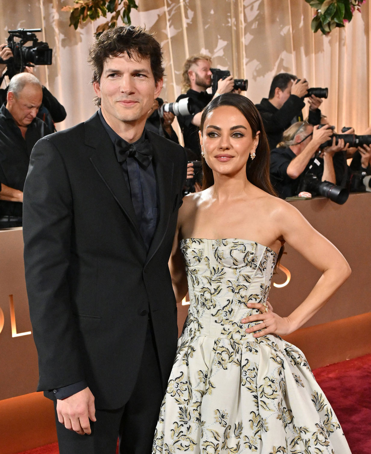Ashton Kutcher mila Kunis golden globes red carpet