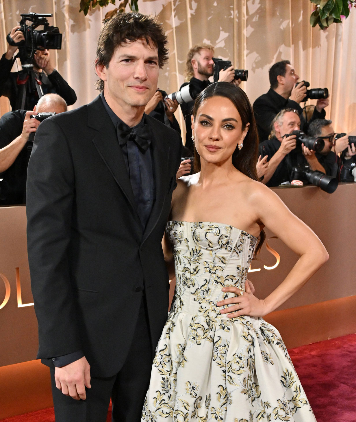Ashton Kutcher mila Kunis golden globes red carpet