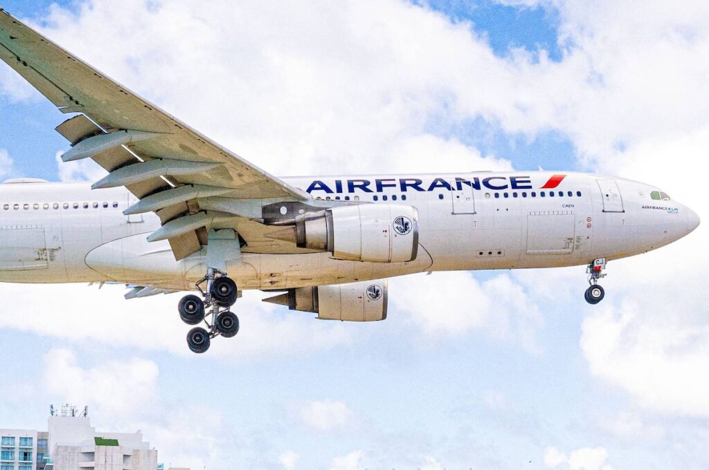 Man Boarded Air France Flight Outta Phoenix With Phony Ticket, 7 Driver's Licenses & 20 Credit Cards: Cops