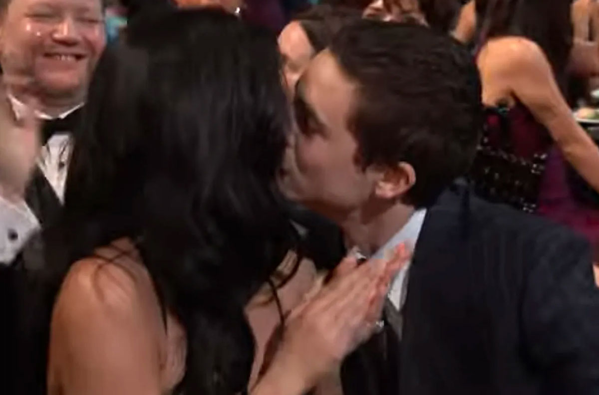 Timothée Chalamet Fights Back Tears Professing Love For Kylie Jenner While Accepting Critics Choice Awards! 