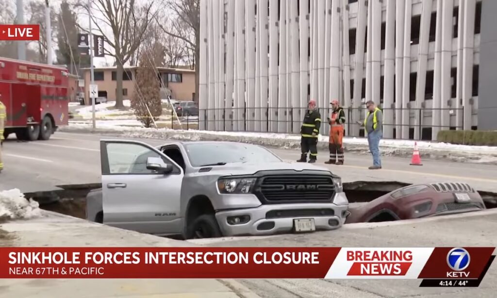 OMG! Watch The Terrifying Moment Sinkhole Swallows Two Cars At A Red Light!