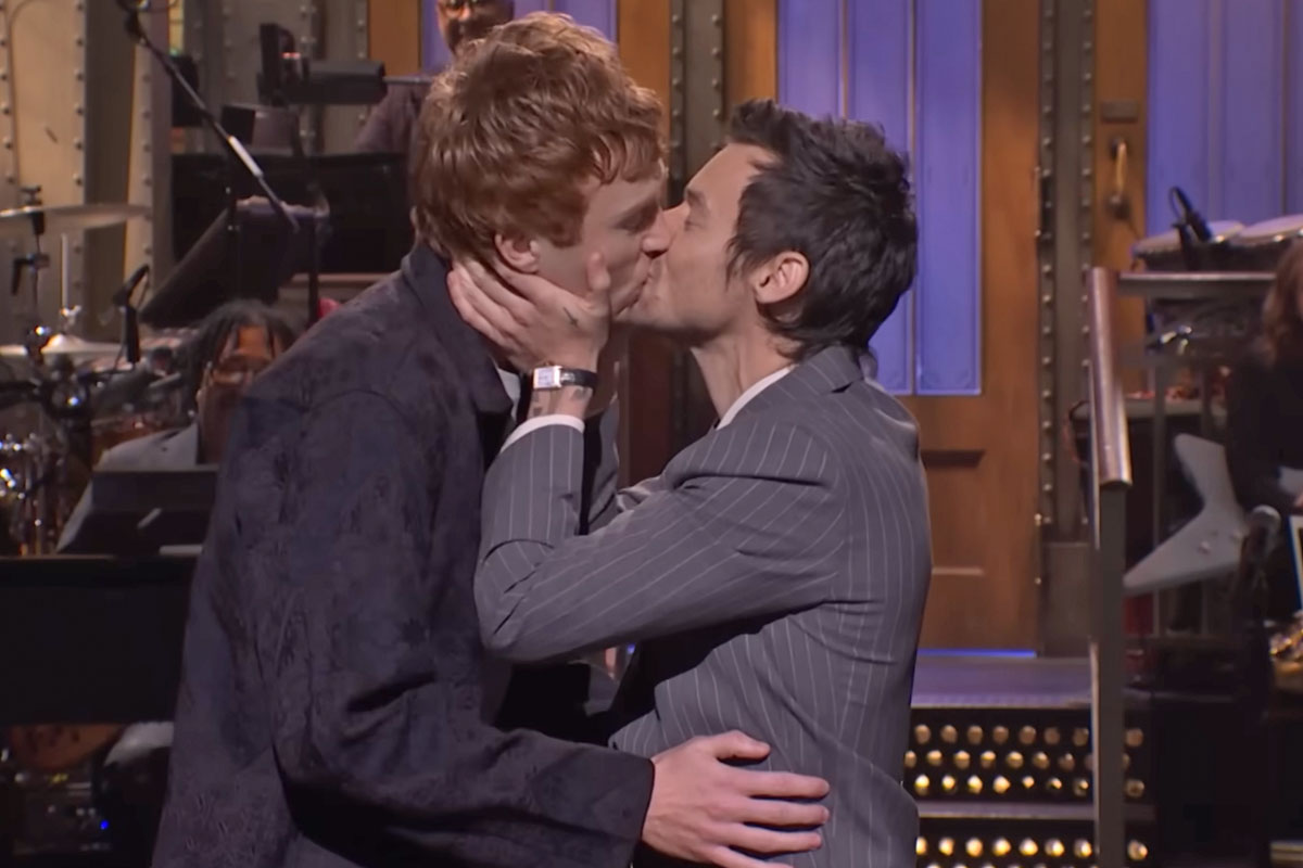 Harry Styles Addresses ‘Queerbaiting’ Criticism On SNL By KISSING Cast Member Ben Marshall!
