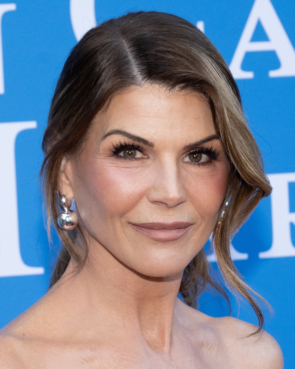 Lori Loughlin Flaunts Jaw-Dropping Youthful Appearance At 61! LOOK!