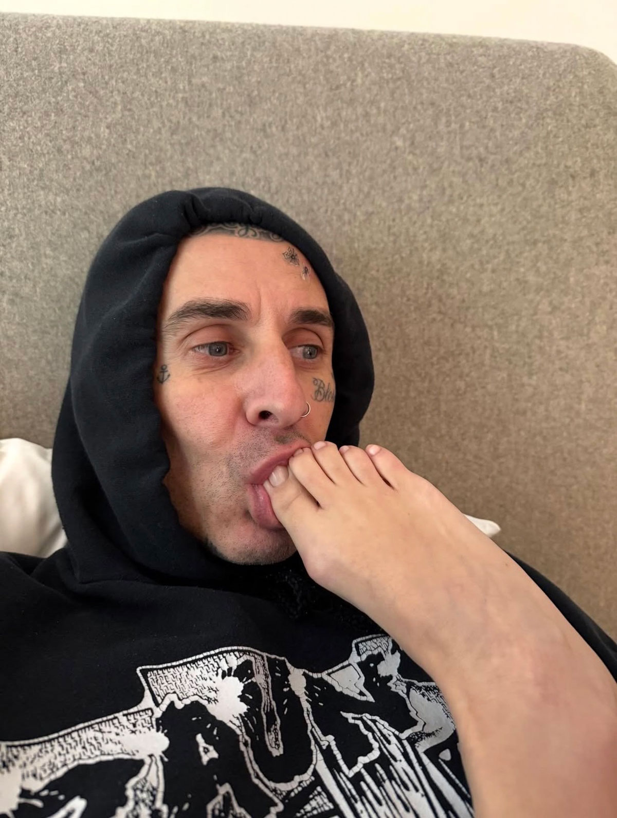 Travis Barker Sucks on Wife Kourtney Kardashian’s Toes in Gushing 47th Birthday Tribute 